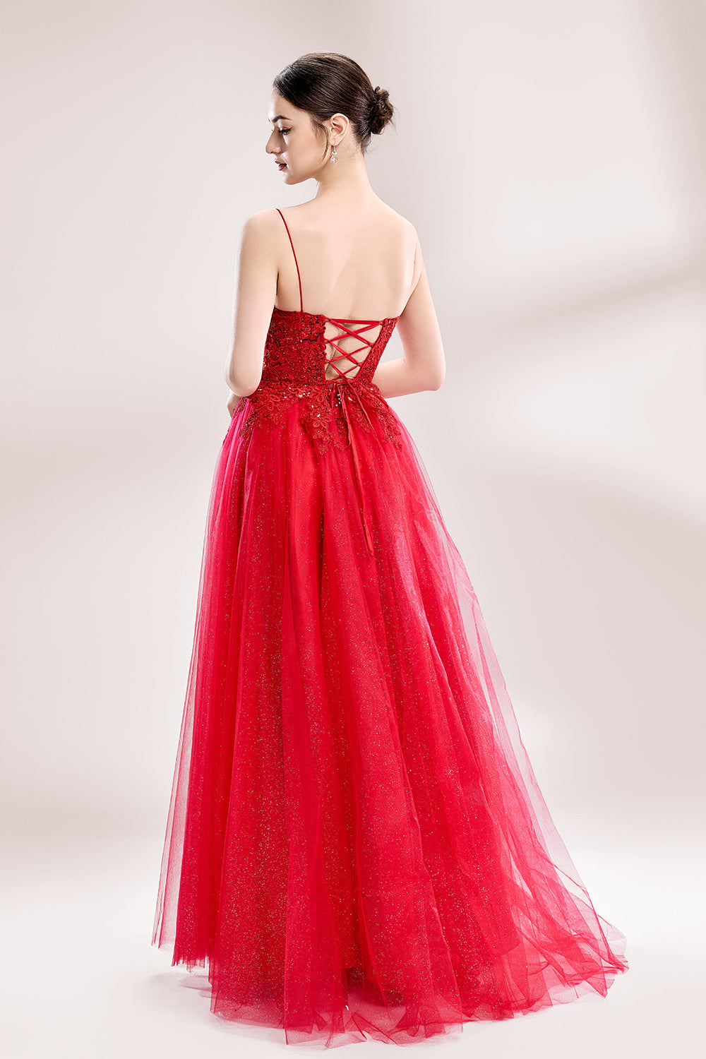 A woman stands against a light background, wearing a red tulle gown. It features thin straps, a deep V - neckline, intricate lace embroidery with sequins on the bodice, and a high side slit. The voluminous tulle skirt creates a romantic and glamorous look, perfect for formal events like proms or weddings.
2