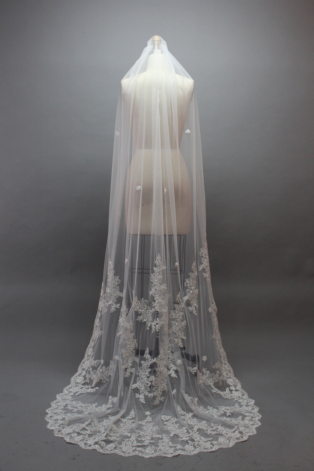 Elevate bridal elegance with our Wholesale Embroidered Floral Long Bridal Veil, Style T019.