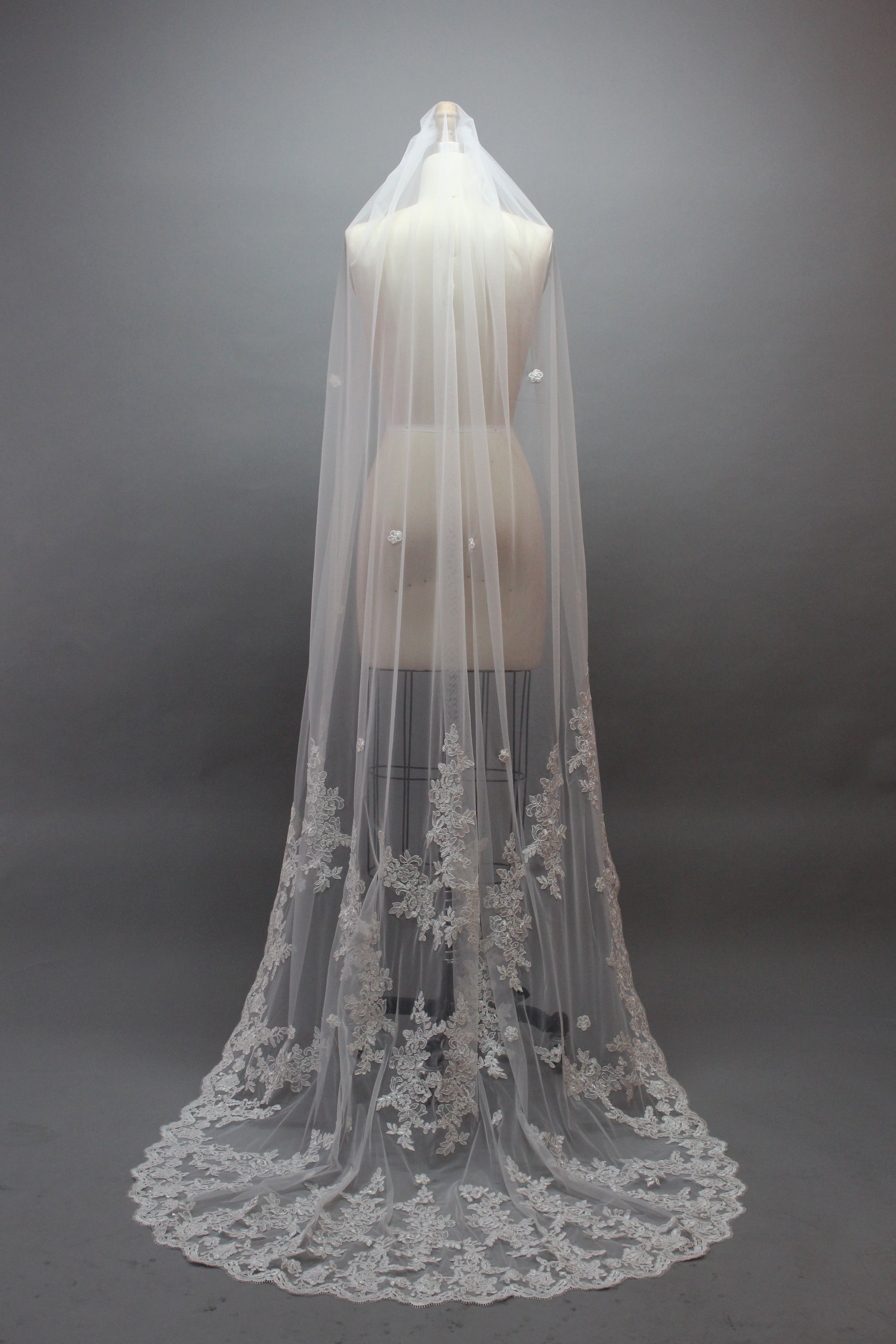 Elevate bridal elegance with our Wholesale Embroidered Floral Long Bridal Veil, Style T019.