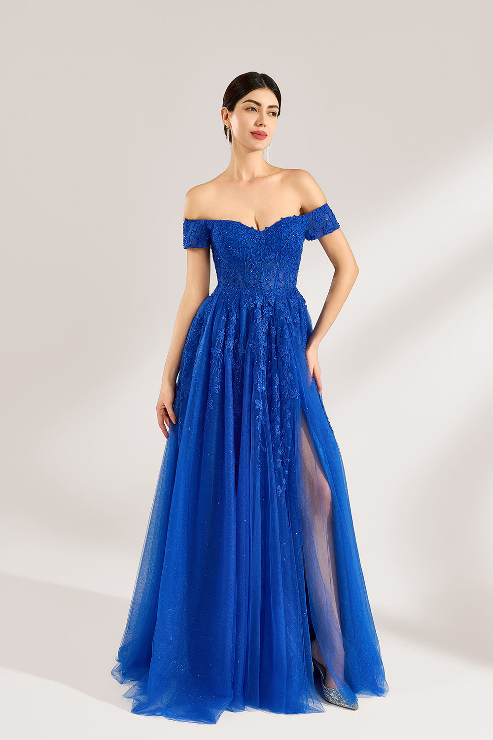A woman poses against a light backdrop in a royal - blue tulle off - shoulder gown. The dress boasts a sweetheart neckline, delicate lace embroidery with a hint of shimmer on the bodice and skirt, plus a high side slit. Its elegant style gives off a romantic and glamorous vibe, ideal for formal events such as proms or weddings.3