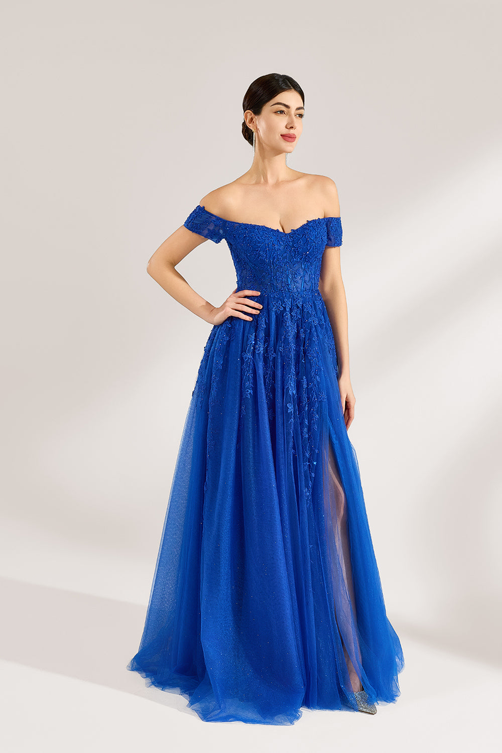 A woman poses against a light backdrop in a royal - blue tulle off - shoulder gown. The dress boasts a sweetheart neckline, delicate lace embroidery with a hint of shimmer on the bodice and skirt, plus a high side slit. Its elegant style gives off a romantic and glamorous vibe, ideal for formal events such as proms or weddings.4