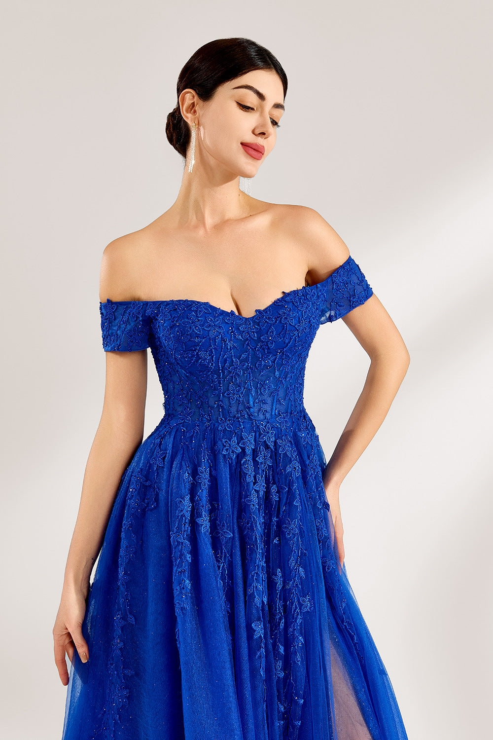A woman poses against a light backdrop in a royal - blue tulle off - shoulder gown. The dress boasts a sweetheart neckline, delicate lace embroidery with a hint of shimmer on the bodice and skirt, plus a high side slit. Its elegant style gives off a romantic and glamorous vibe, ideal for formal events such as proms or weddings.5