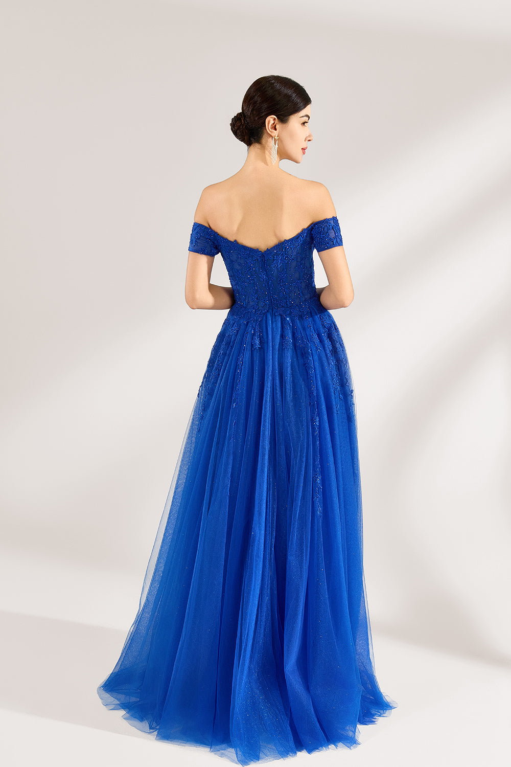 A woman poses against a light backdrop in a royal - blue tulle off - shoulder gown. The dress boasts a sweetheart neckline, delicate lace embroidery with a hint of shimmer on the bodice and skirt, plus a high side slit. Its elegant style gives off a romantic and glamorous vibe, ideal for formal events such as proms or weddings.2