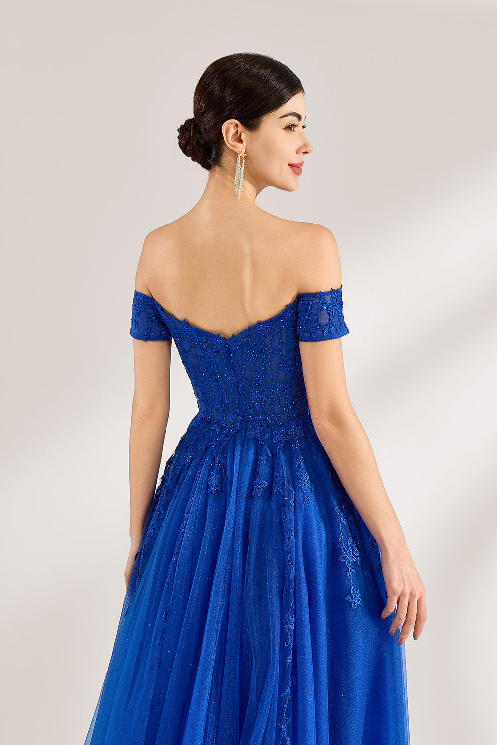 A woman poses against a light backdrop in a royal - blue tulle off - shoulder gown. The dress boasts a sweetheart neckline, delicate lace embroidery with a hint of shimmer on the bodice and skirt, plus a high side slit. Its elegant style gives off a romantic and glamorous vibe, ideal for formal events such as proms or weddings.6