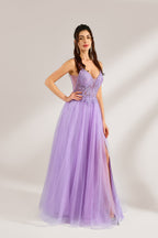 Against a light - hued background, a woman adorns a lavender tulle gown. It has thin straps, a deep V - neckline with delicate lace embroidery on the bodice, and a high side slit. The voluminous tulle skirt, shimmering faintly, gives off an elegant and romantic vibe, ideal for formal events such as proms or weddings.4