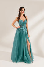 In front of a light - colored background, a woman is dressed in a teal tulle strapless gown. It has a sweetheart neckline, with the bodice adorned with delicate lace embroidery, and a high side slit. The voluminous tulle skirt, which has a slight shimmer, gives an elegant and romantic appearance, ideal for formal events such as proms or weddings.3