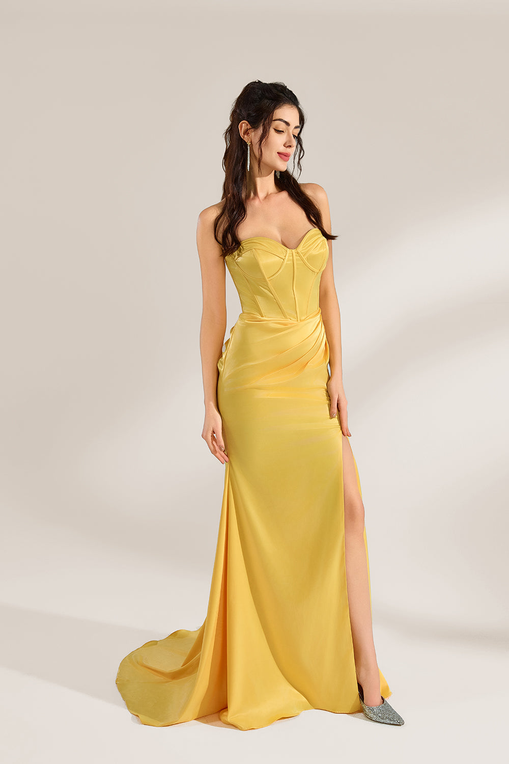 A woman stands against a light background, wearing a yellow satin gown. It features a strapless sweetheart neckline, a figure - hugging silhouette, and a high side slit. The draped details on the skirt add elegance, creating a glamorous look perfect for formal events like galas or evening parties.1