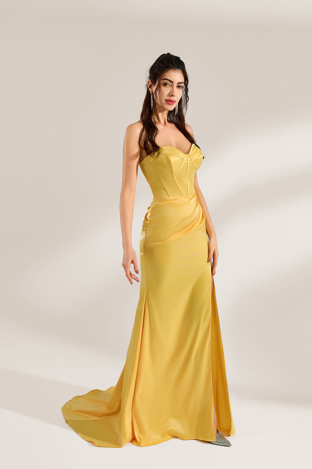 A woman stands against a light background, wearing a yellow satin gown. It features a strapless sweetheart neckline, a figure - hugging silhouette, and a high side slit. The draped details on the skirt add elegance, creating a glamorous look perfect for formal events like galas or evening parties.2