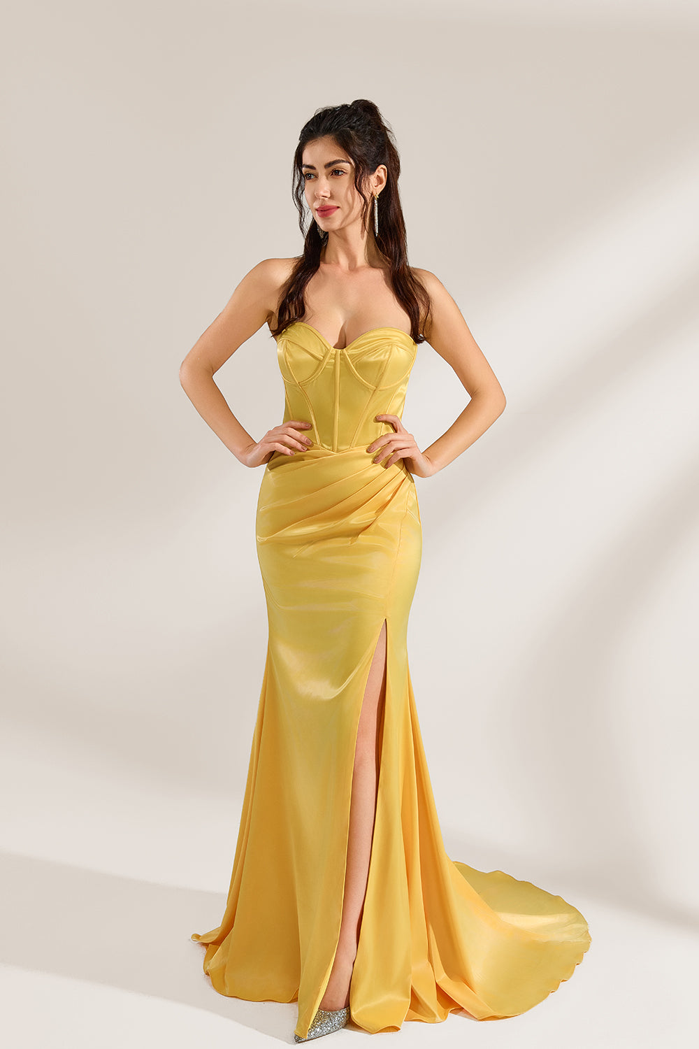 A woman stands against a light background, wearing a yellow satin gown. It features a strapless sweetheart neckline, a figure - hugging silhouette, and a high side slit. The draped details on the skirt add elegance, creating a glamorous look perfect for formal events like galas or evening parties.4