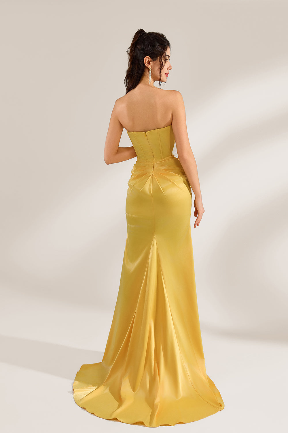 A woman stands against a light background, wearing a yellow satin gown. It features a strapless sweetheart neckline, a figure - hugging silhouette, and a high side slit. The draped details on the skirt add elegance, creating a glamorous look perfect for formal events like galas or evening parties.5