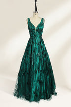 Emerald green sequin prom dress with deep V-neck, lace bodice & tulle skirt. Elegant, comfy, ideal for bulk orders in premium formalwear collections.