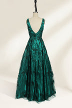 Emerald green sequin prom dress with deep V-neck, lace bodice & tulle skirt. Elegant, comfy, ideal for bulk orders in premium formalwear collections.