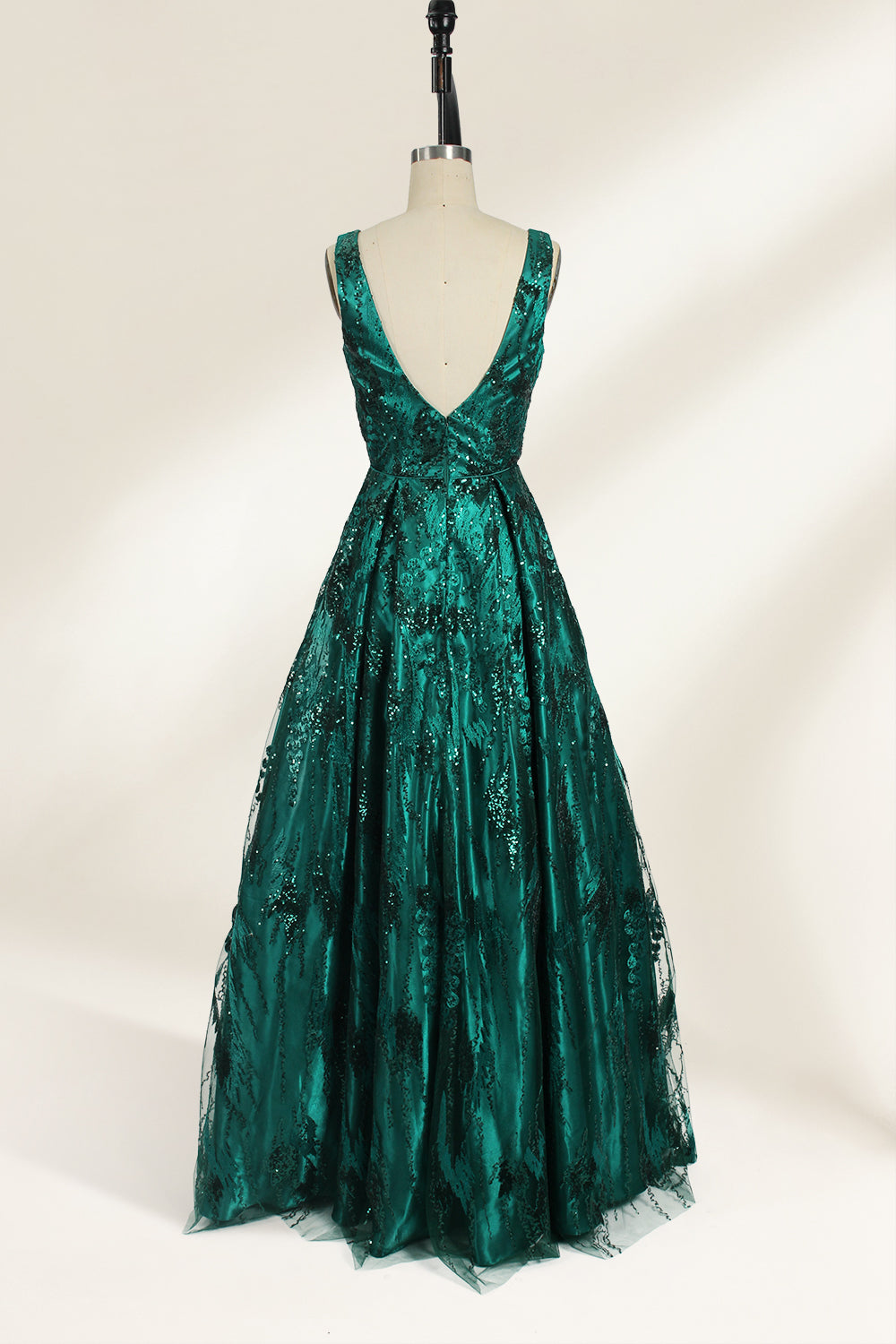 Emerald green sequin prom dress with deep V-neck, lace bodice & tulle skirt. Elegant, comfy, ideal for bulk orders in premium formalwear collections.