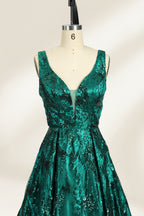 Emerald green sequin prom dress with deep V-neck, lace bodice & tulle skirt. Elegant, comfy, ideal for bulk orders in premium formalwear collections.