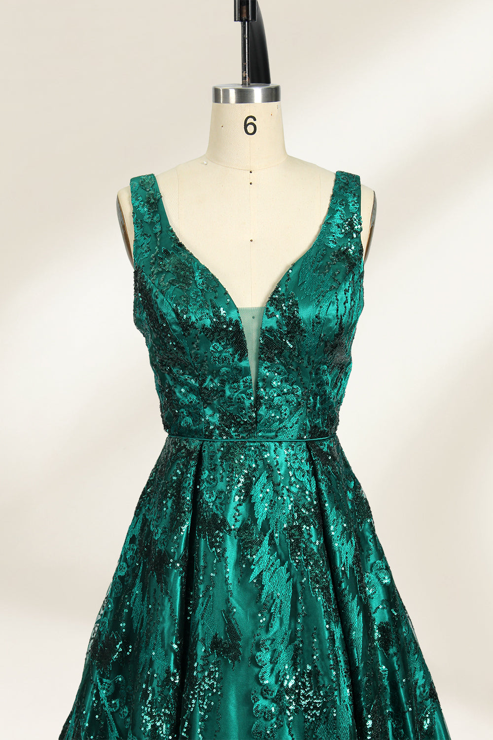 Emerald green sequin prom dress with deep V-neck, lace bodice & tulle skirt. Elegant, comfy, ideal for bulk orders in premium formalwear collections.