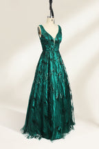 Emerald green sequin prom dress with deep V-neck, lace bodice & tulle skirt. Elegant, comfy, ideal for bulk orders in premium formalwear collections.