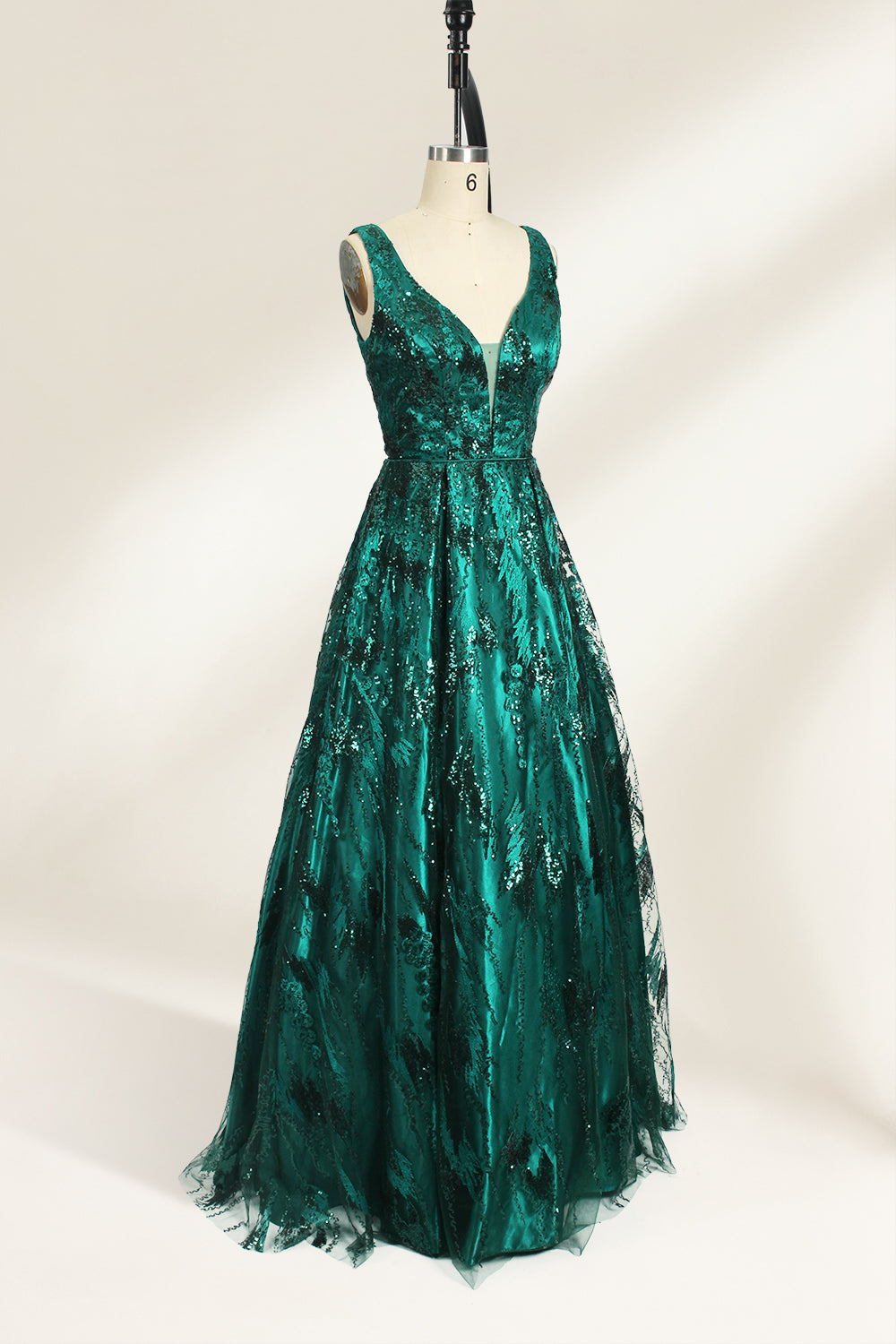 Emerald green sequin prom dress with deep V-neck, lace bodice & tulle skirt. Elegant, comfy, ideal for bulk orders in premium formalwear collections.