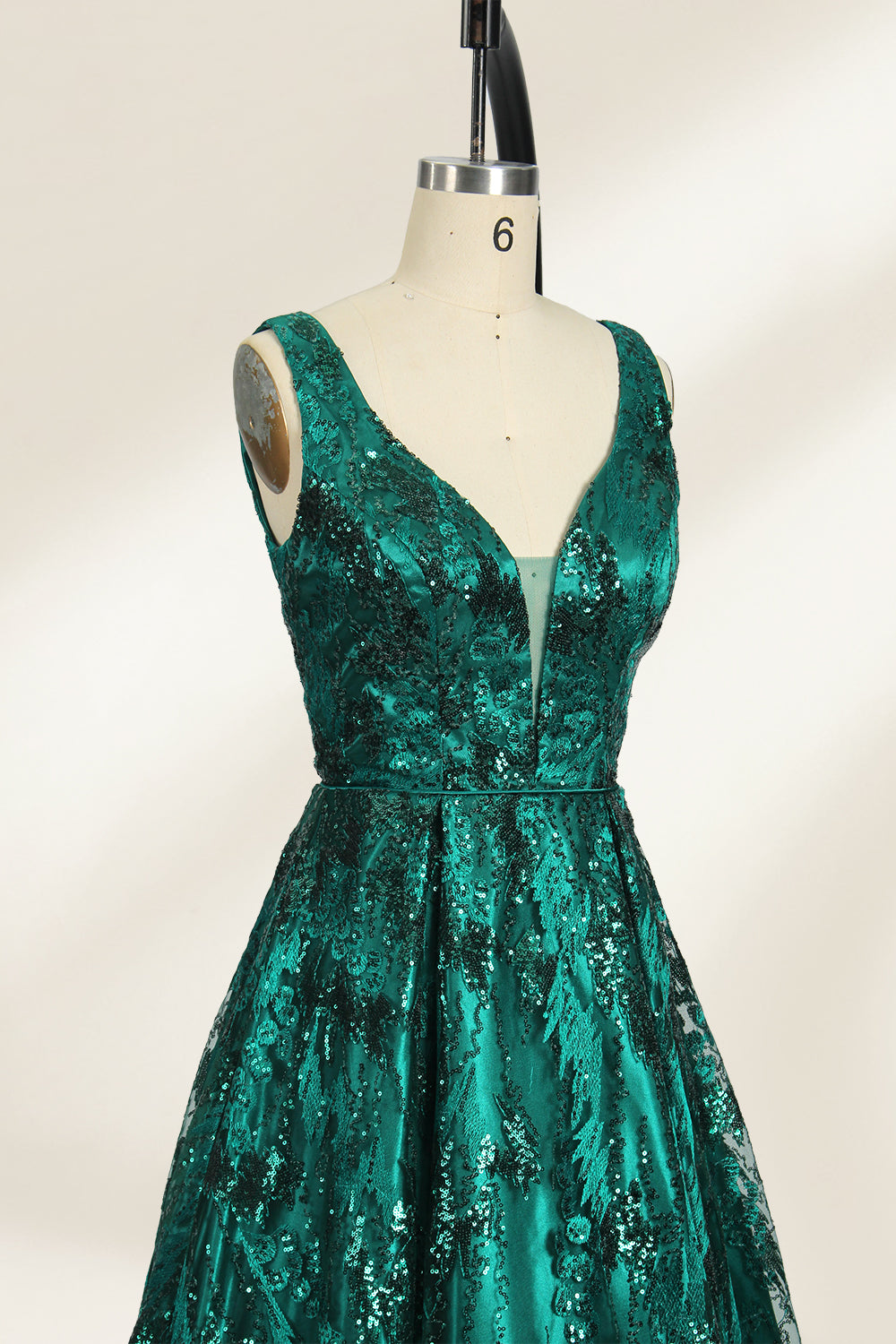 Emerald green sequin prom dress with deep V-neck, lace bodice & tulle skirt. Elegant, comfy, ideal for bulk orders in premium formalwear collections.