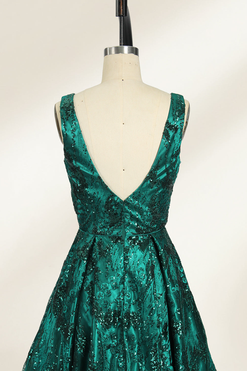 Emerald green sequin prom dress with deep V-neck, lace bodice & tulle skirt. Elegant, comfy, ideal for bulk orders in premium formalwear collections.