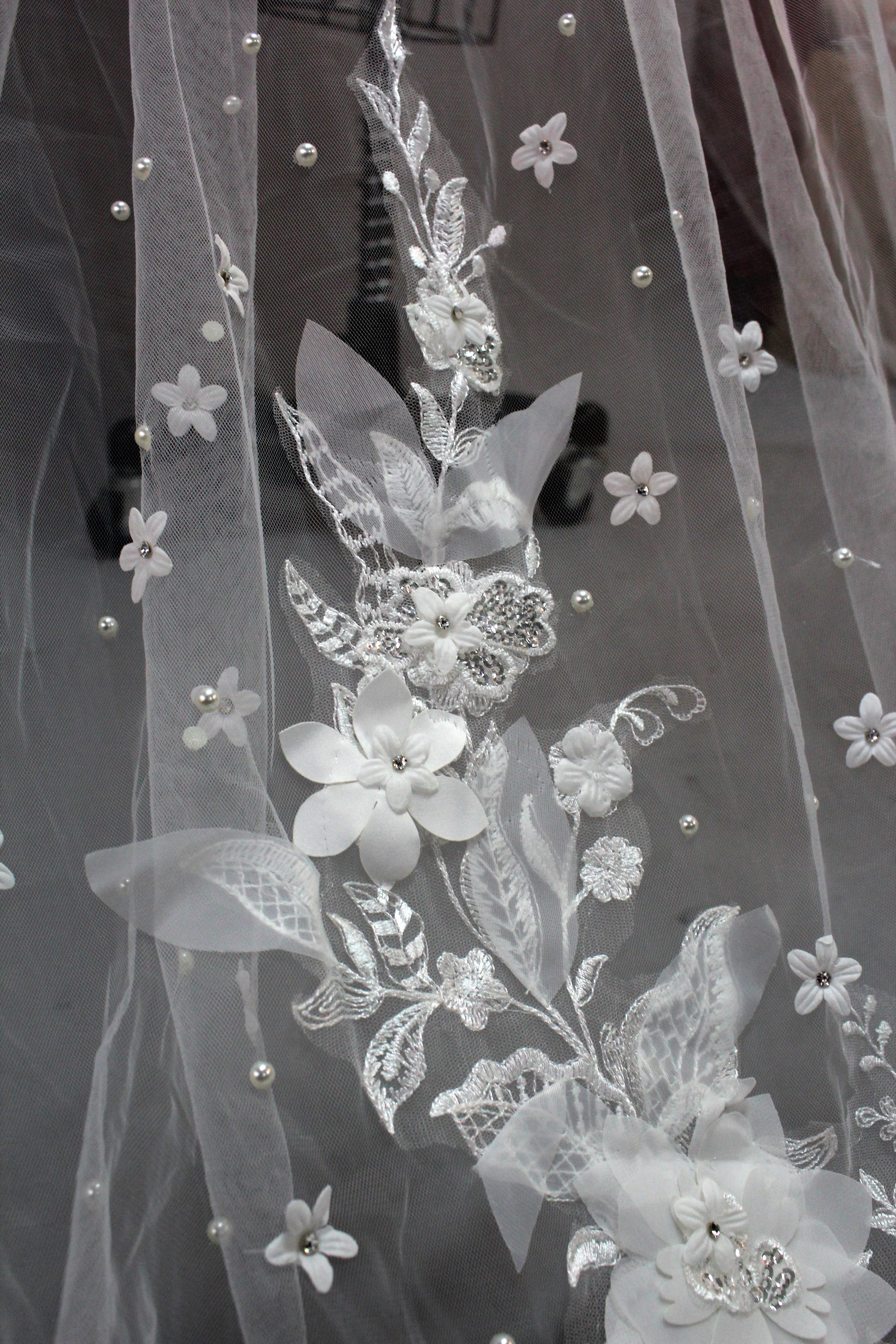 Wholesale Floral-Embellished Cathedral Bridal Veil t046