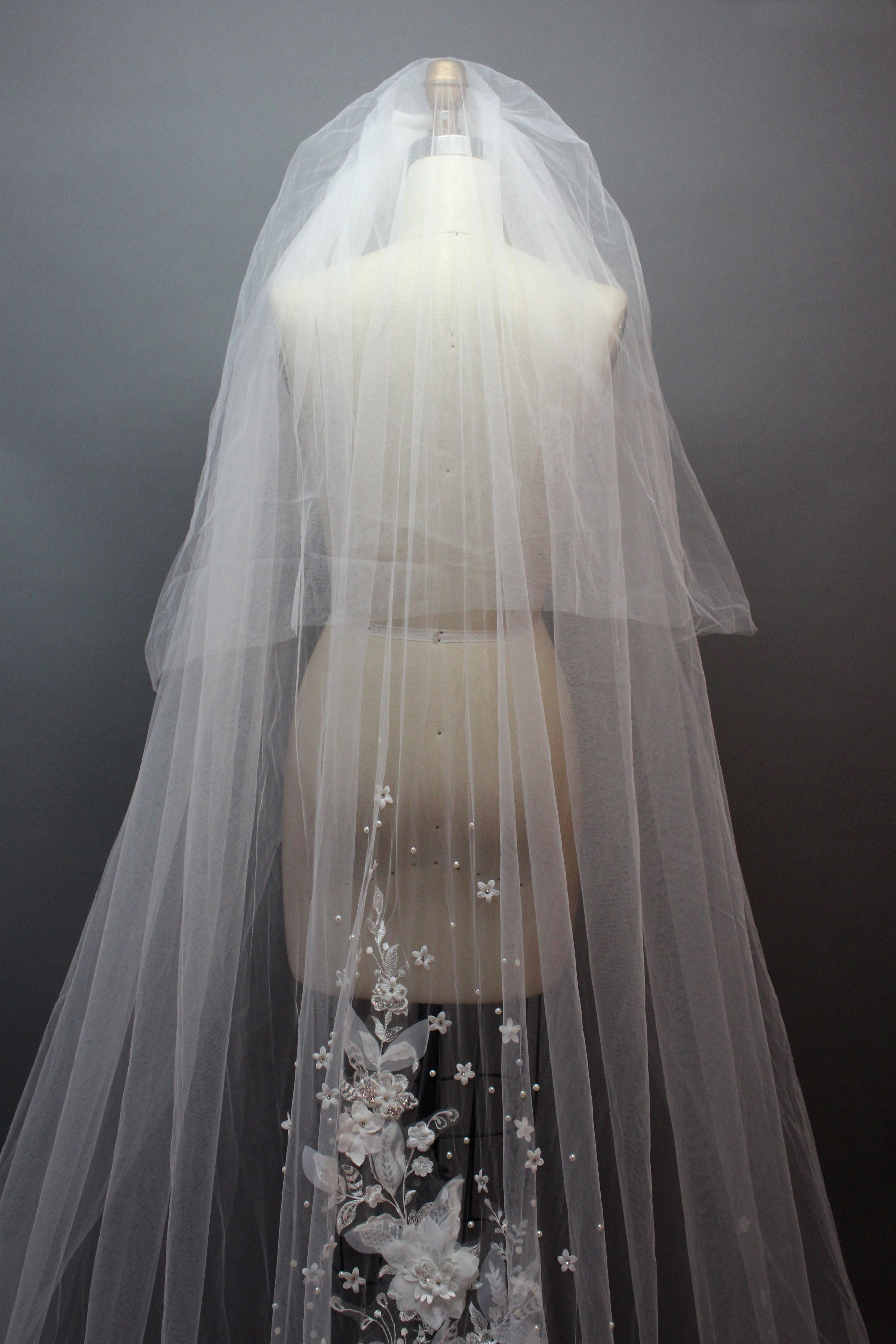 Wholesale Floral-Embellished Cathedral Bridal Veil t046