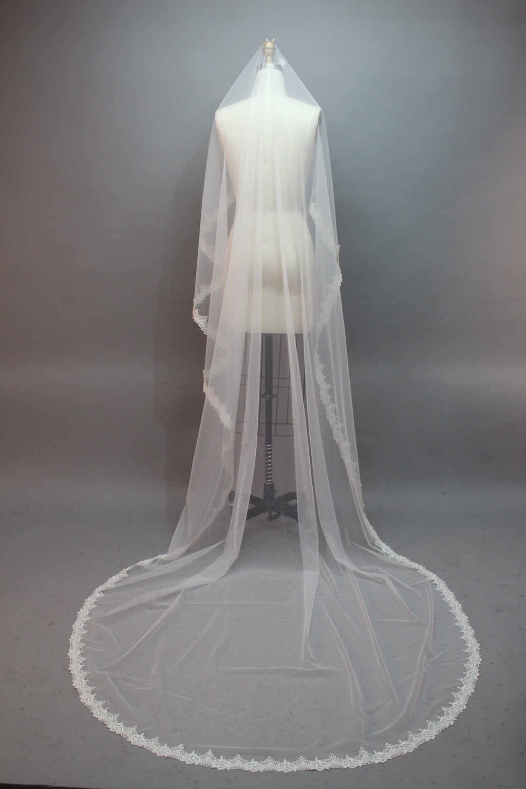 Elevate your bridal accessory offerings with this exquisite wholesale long sheer tulle bridal veil. Crafted from high - quality, flowing tulle, it creates an ethereal and dreamy look. The delicate lace trim along the edges adds a touch of timeless romance and sophistication.