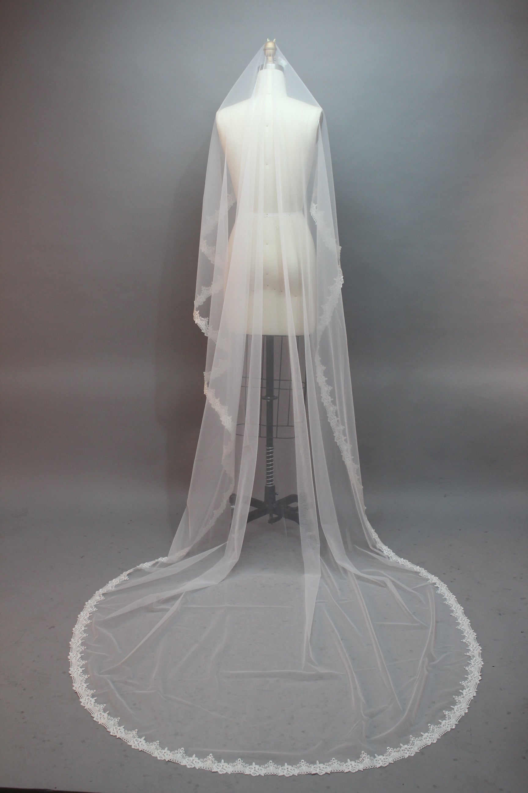 Elevate your bridal accessory offerings with this exquisite wholesale long sheer tulle bridal veil. Crafted from high - quality, flowing tulle, it creates an ethereal and dreamy look. The delicate lace trim along the edges adds a touch of timeless romance and sophistication.