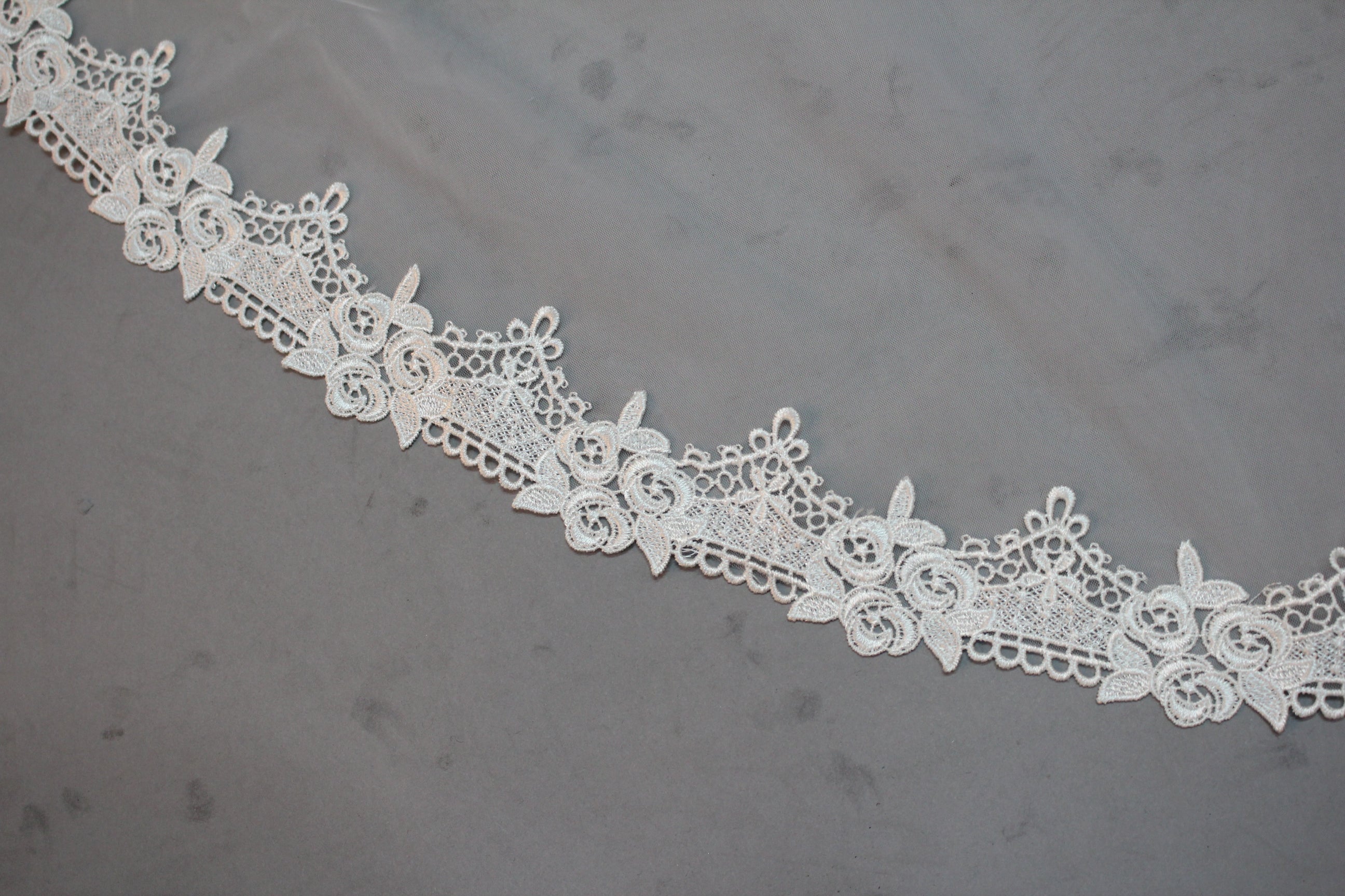 Wholesale Long Lace-Edged Bridal Veil – Sheer Tulle t025