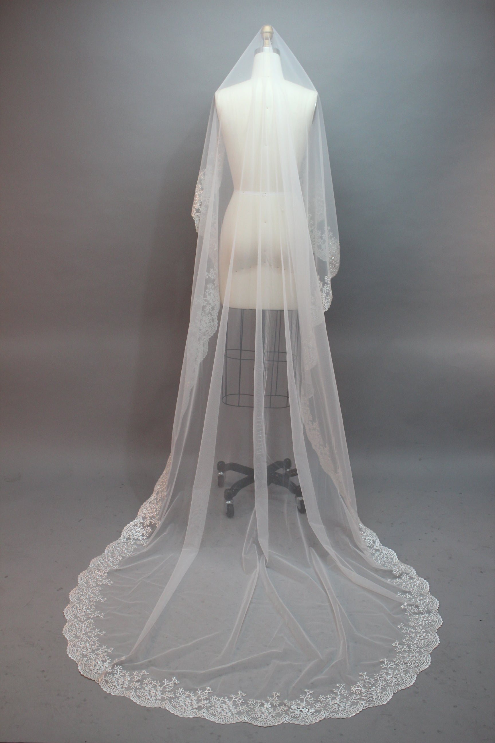 Wholesale Embroidered Cathedral Bridal Veil – Sheer Lace Trim t027
