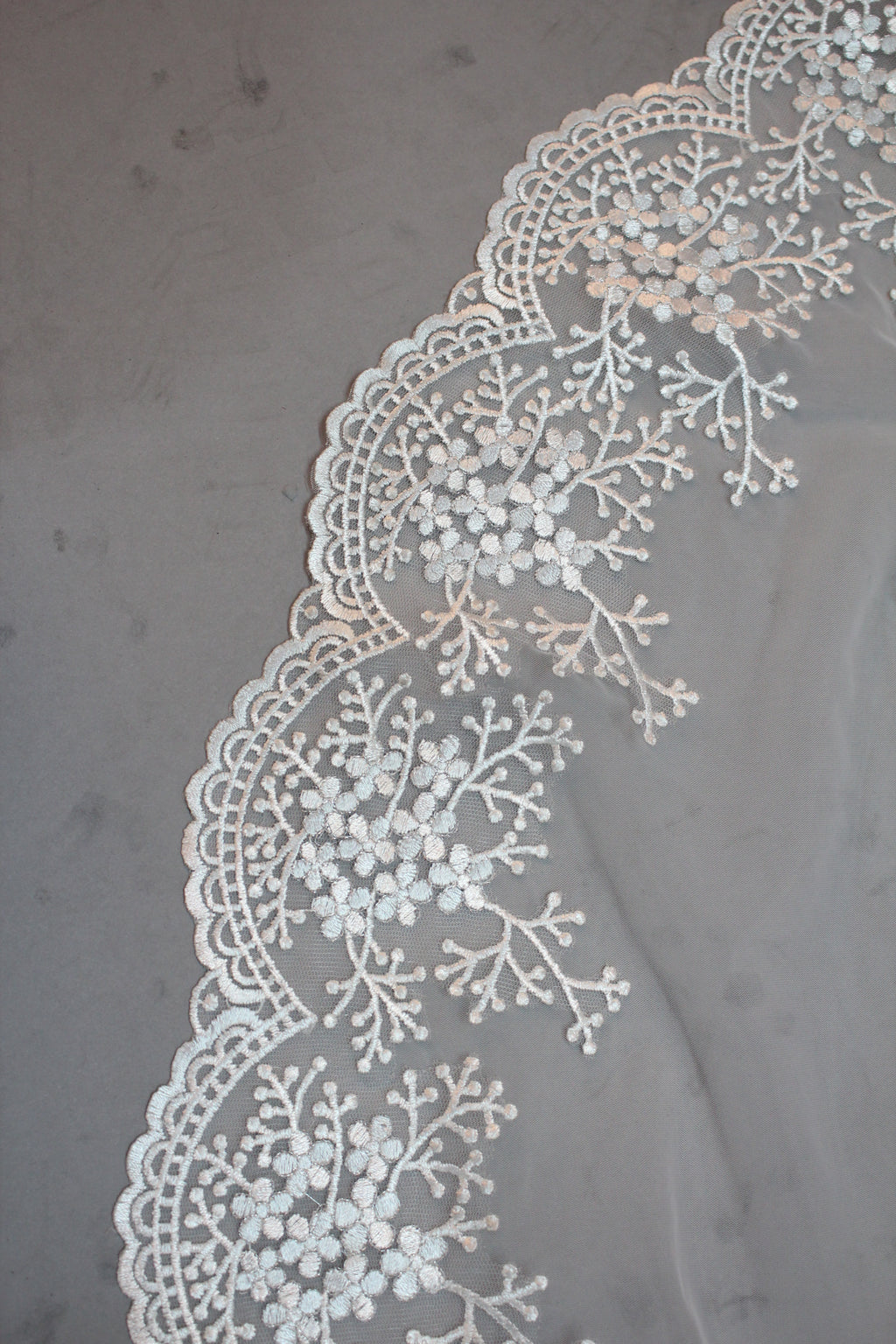 Graceful Lace Edge Veil T027