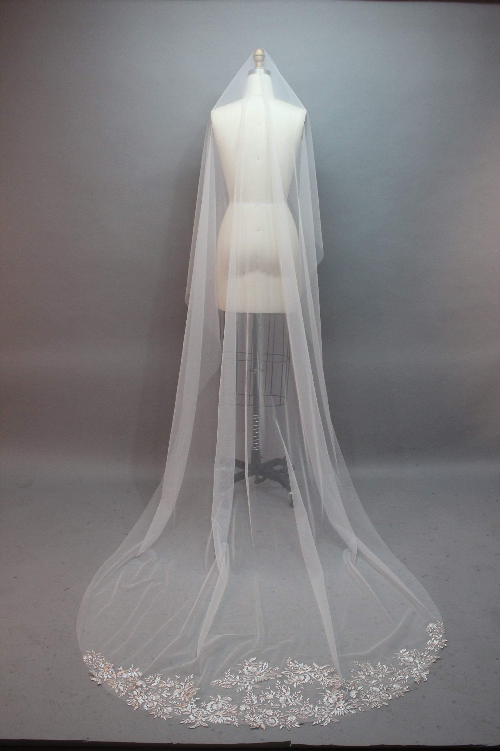 Wholesale Rhinestone-Trim Sheer Tulle Chapel Bridal Veil t029