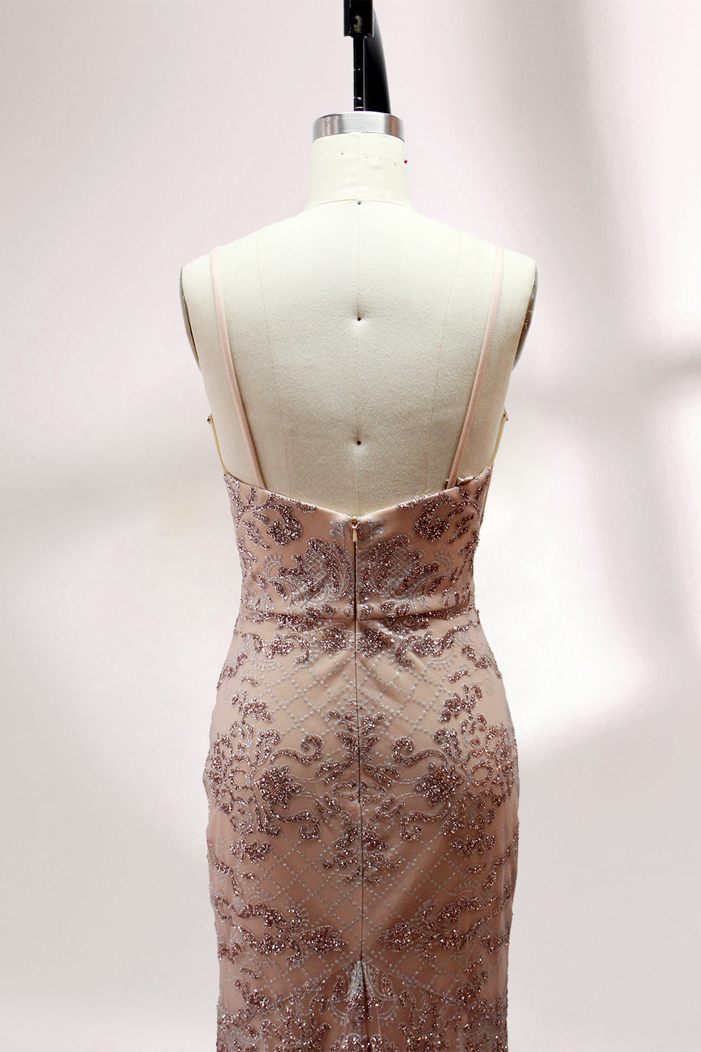 Presented on a mannequin is a blush - hued mermaid - cut gown. It features thin straps, a deep V - neckline, and is adorned with elaborate lace embroidery and sparkling accents. The sophisticated design exudes a glamorous and romantic charm, ideal for formal occasions such as proms or weddings.5