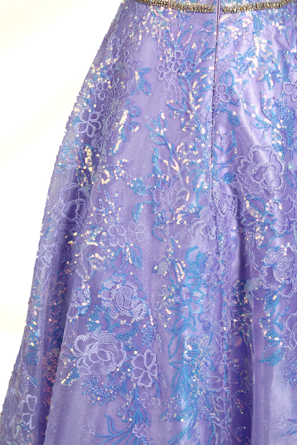 This is a purple evening gown. It has a strapless, sweetheart neckline. The bodice features intricate patterns, cinched at the waist with a thin belt. The floor - length skirt, made of tulle, is covered in iridescent embroidery. Perfect for formal events, it exudes elegance and a dreamy vibe.006