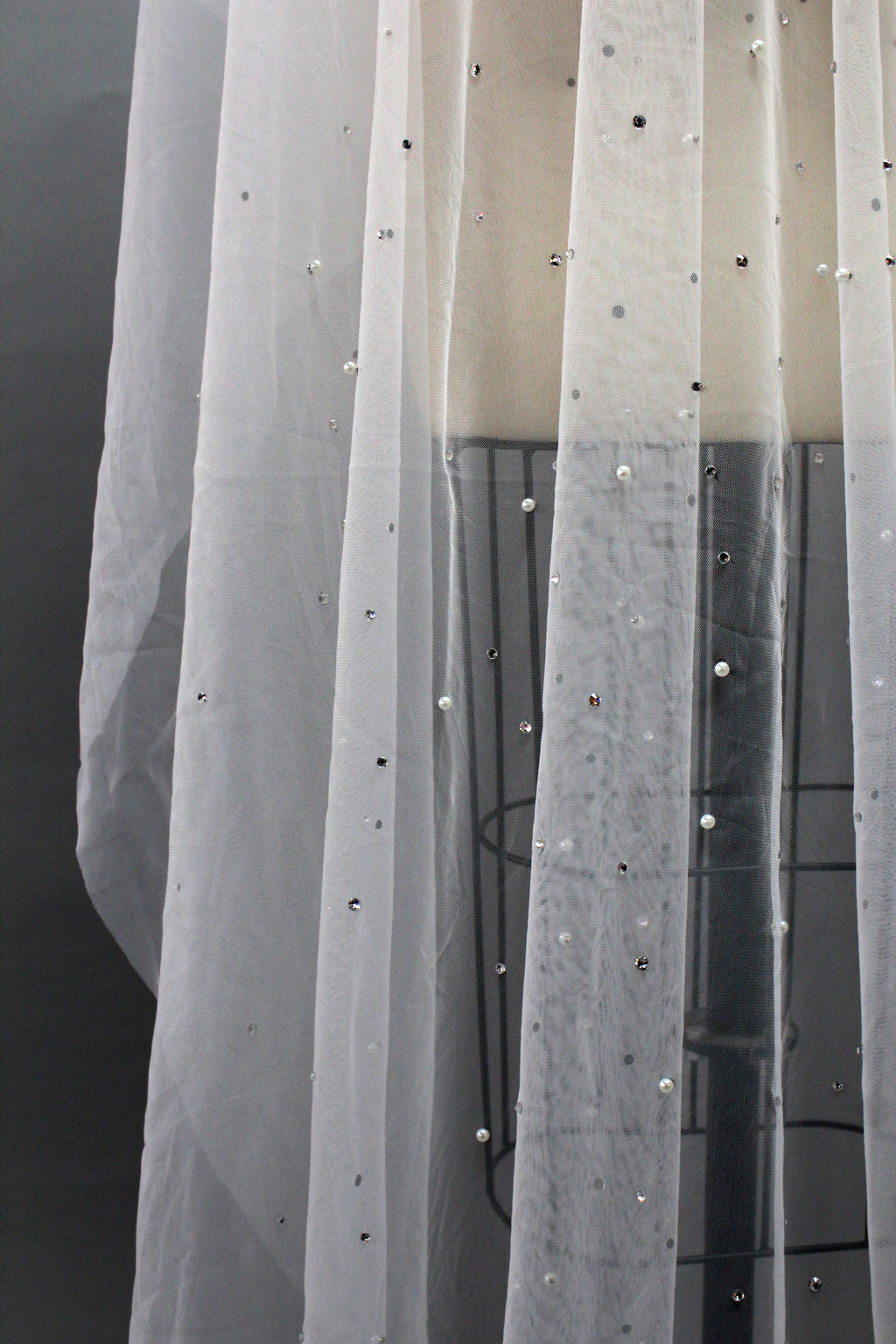 Graceful Lace and Pearl Veil T044