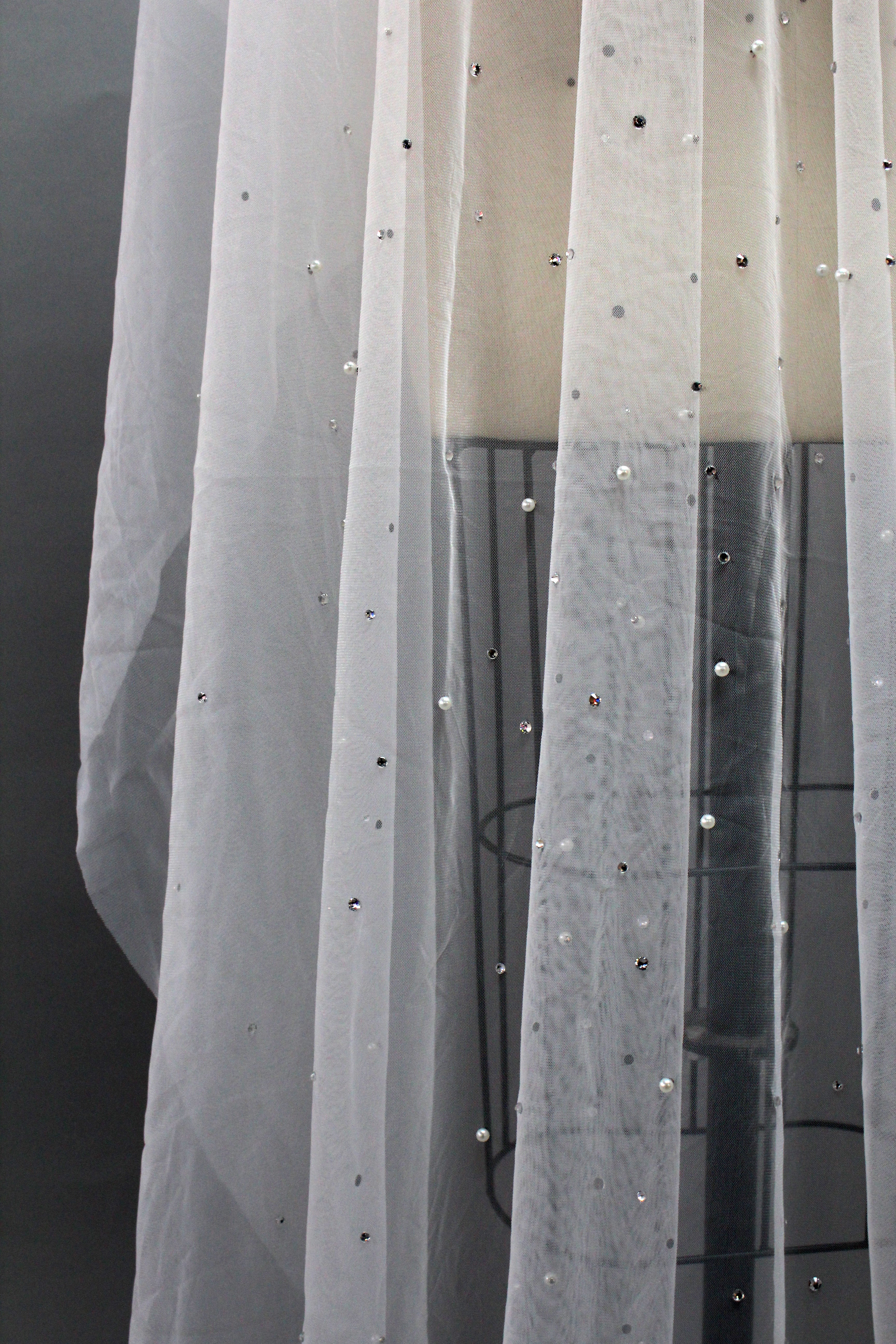 Wholesale Pearl-Studded Sheer Tulle Bridal Veil t044