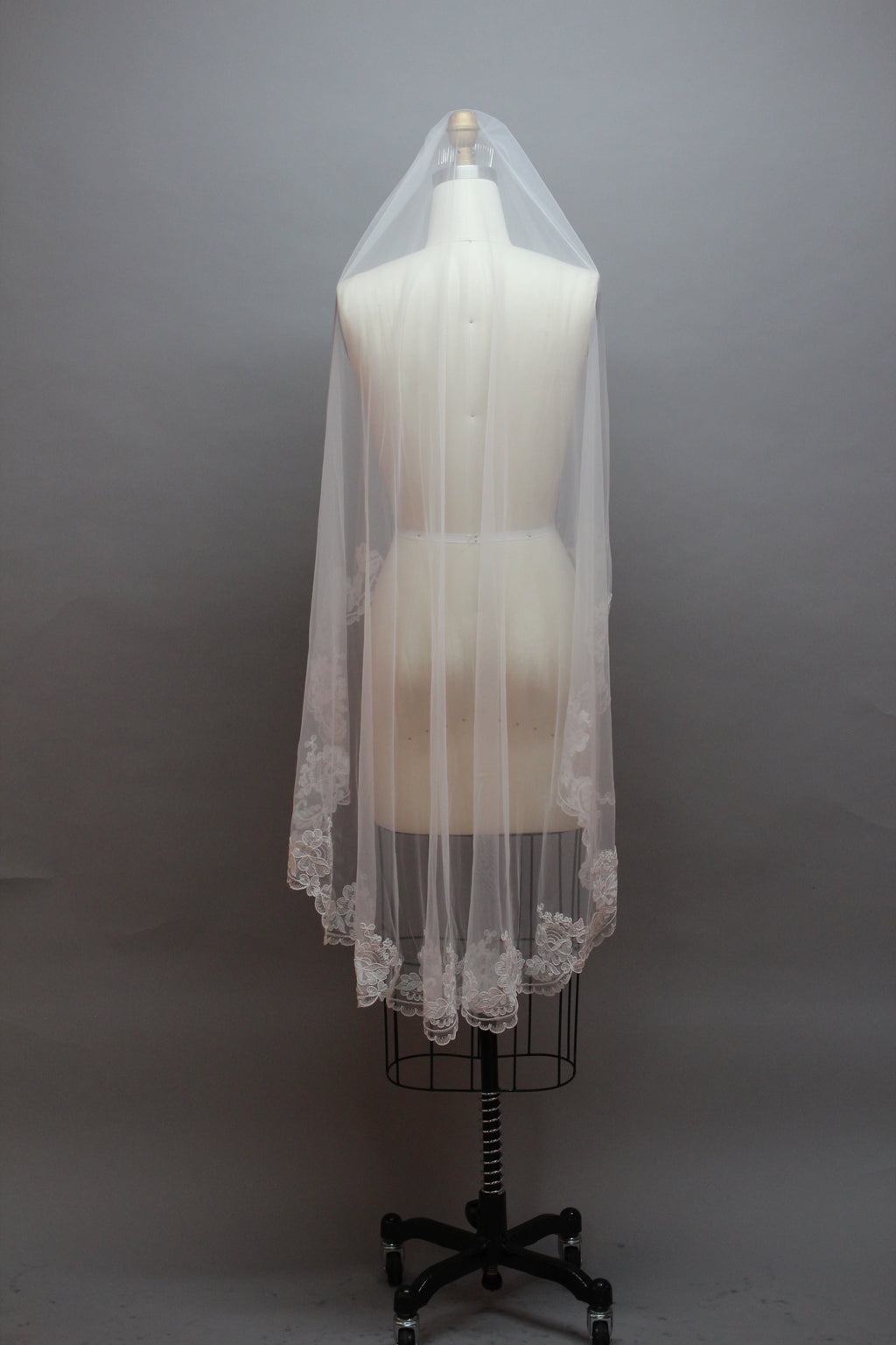Enchanting Lace Veil Elegance to Your Wedding T003