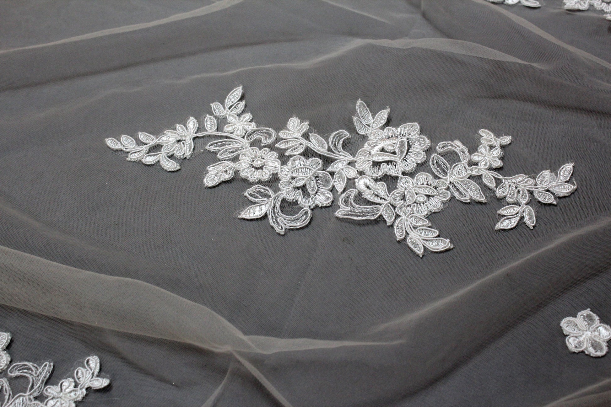 Wholesale Embroidered Cathedral Bridal Veil t050