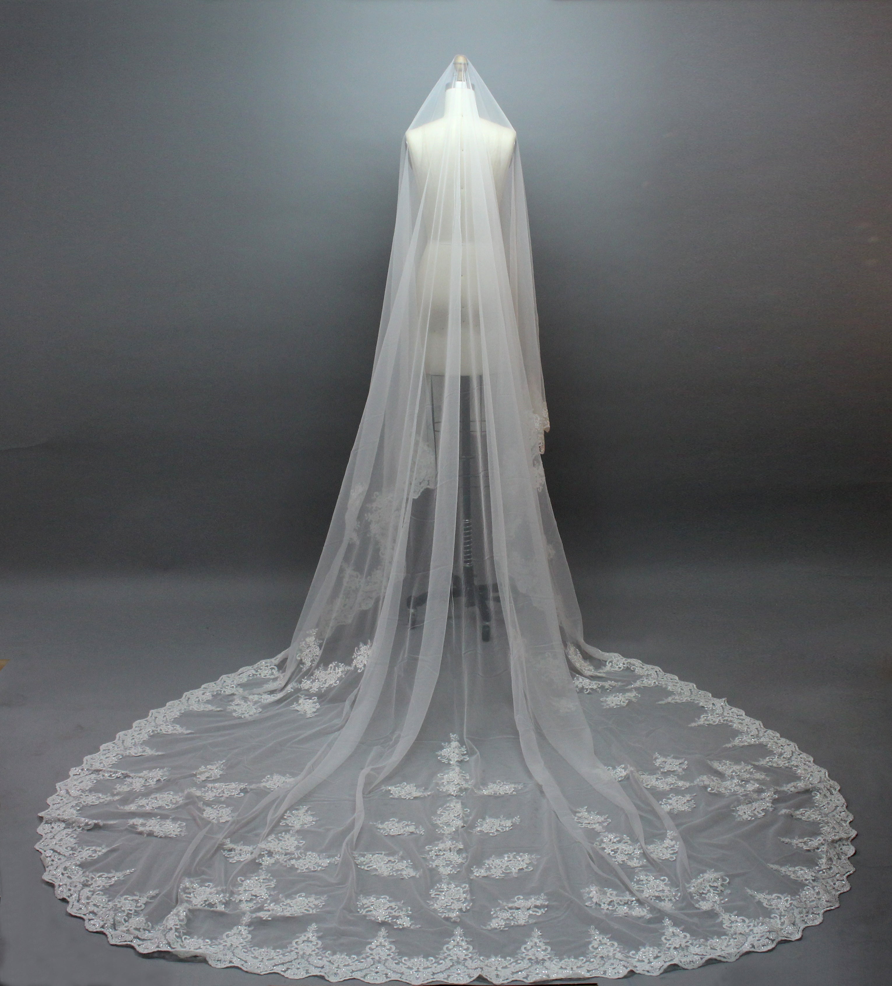 Wholesale Lace-Trimmed Cathedral Bridal Veil t048