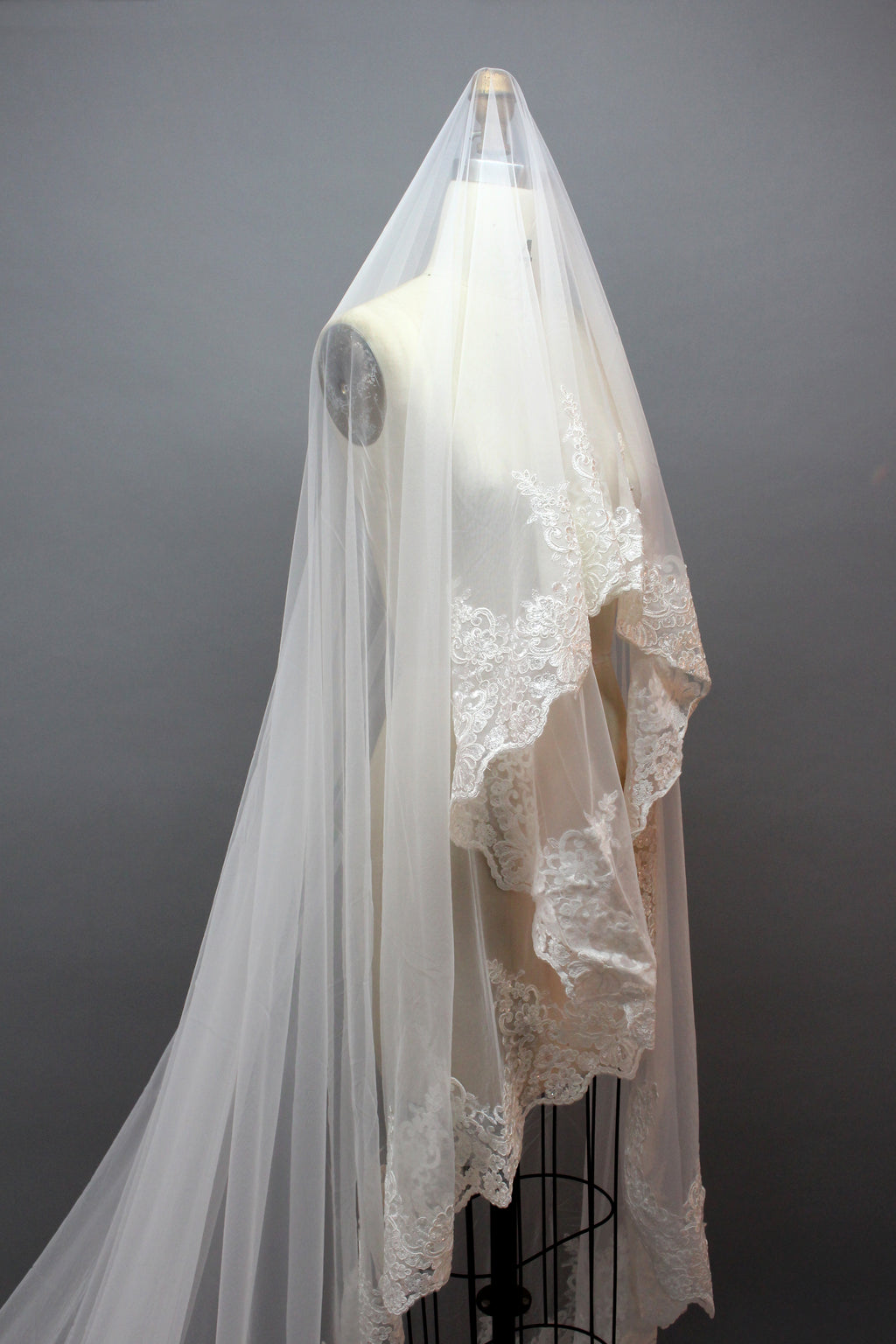 Wholesale Lace-Trimmed Cathedral Bridal Veil t048