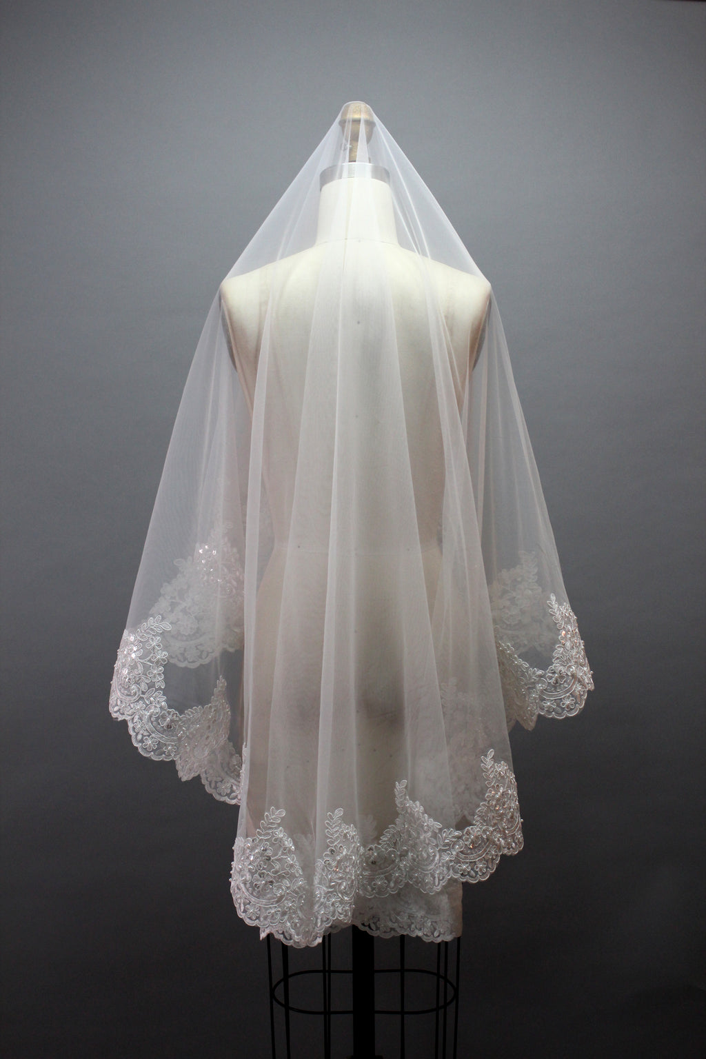 Add a touch of delicate charm to bridal looks with our Wholesale Lace - Accented Mid - Length Bridal Veil. 