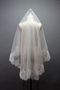 Add a touch of delicate charm to bridal looks with our Wholesale Lace - Accented Mid - Length Bridal Veil. 