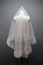 Add a touch of delicate charm to bridal looks with our Wholesale Lace - Accented Mid - Length Bridal Veil. 
