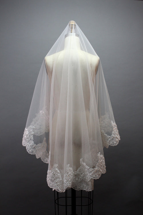 Add a touch of delicate charm to bridal looks with our Wholesale Lace - Accented Mid - Length Bridal Veil. 