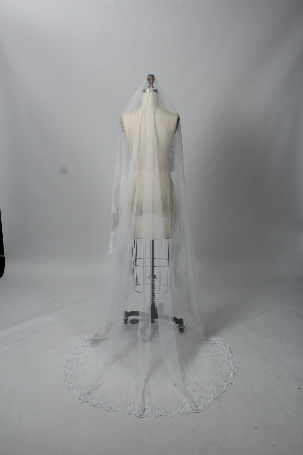 Wholesale Tiered Lace-Edged Bridal Veil – Sheer Tulle t026