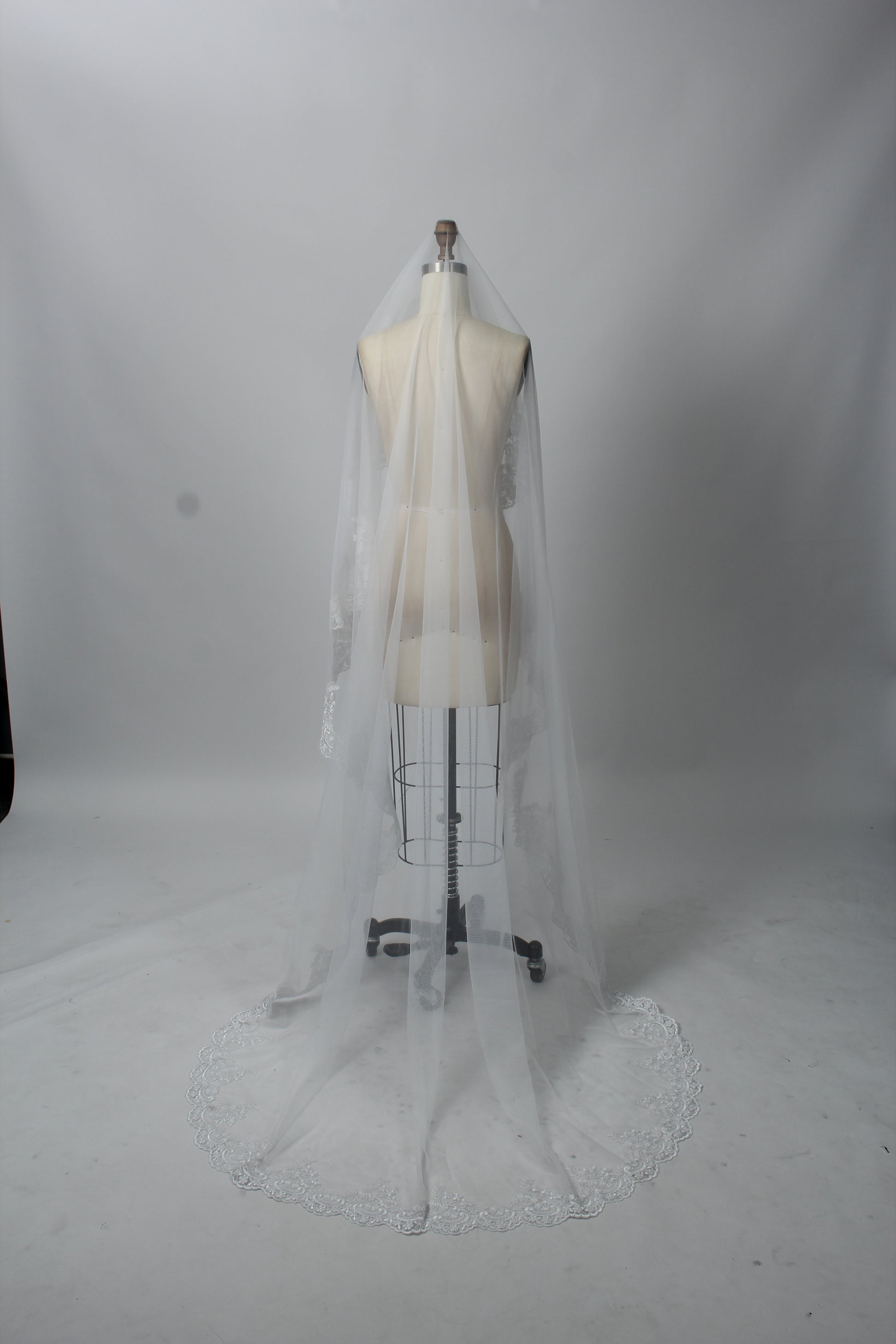 Wholesale Tiered Lace-Edged Bridal Veil – Sheer Tulle t026
