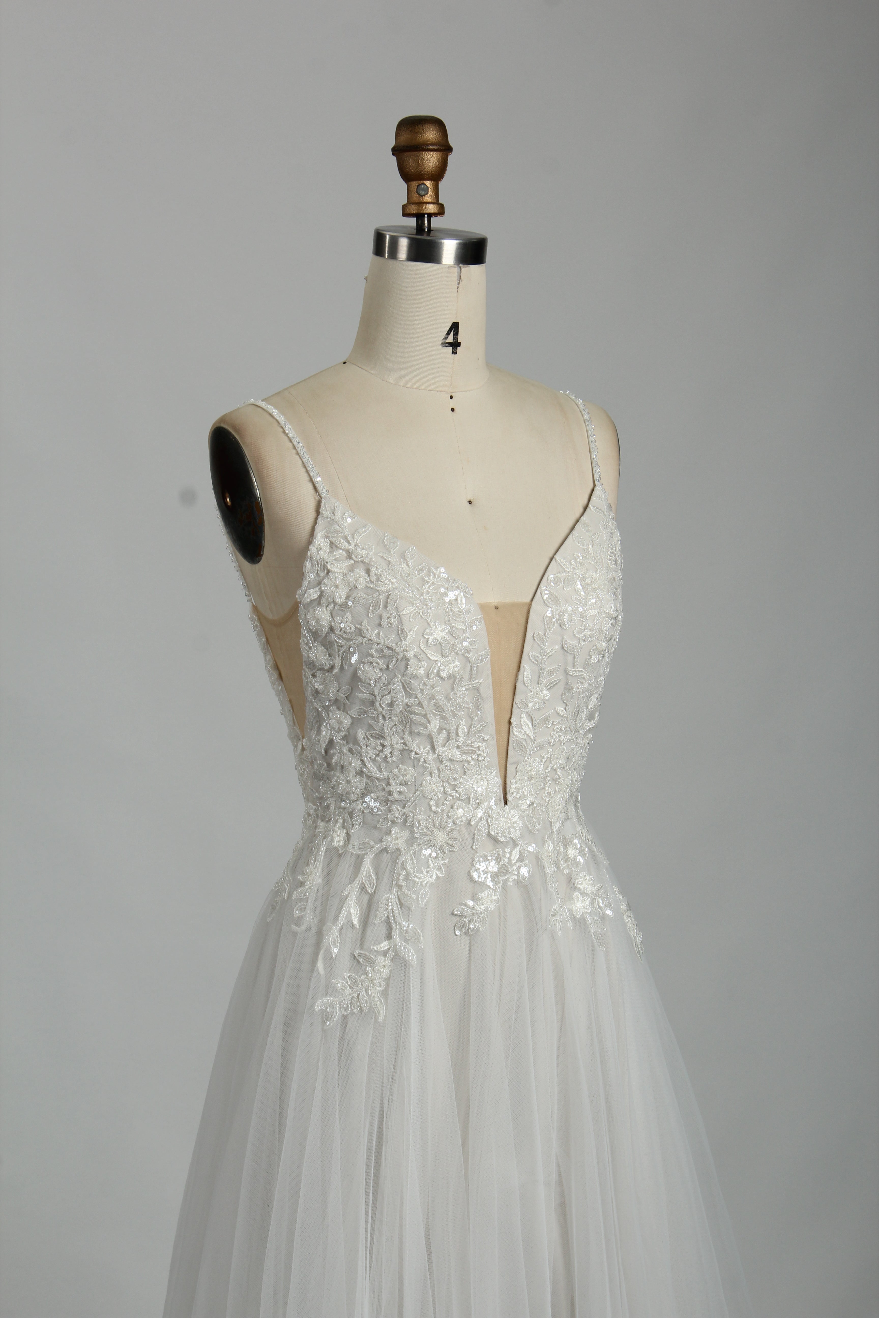 Wholesale Handcrafted Lace Tulle Bridal Gown 32847