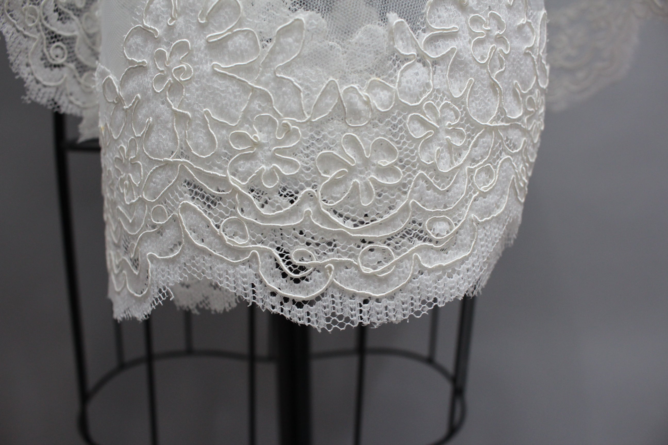 Enchanting Lace Veil - Adding Romance and Elegance to Your Wedding T266