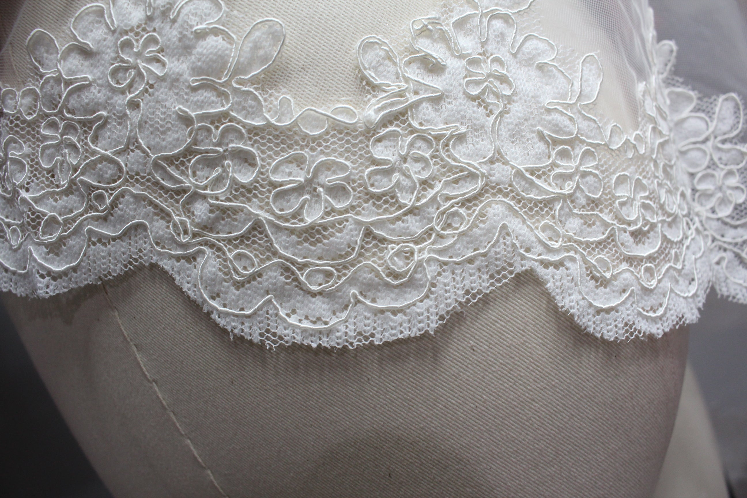 Enchanting Lace Veil - Adding Romance and Elegance to Your Wedding T266