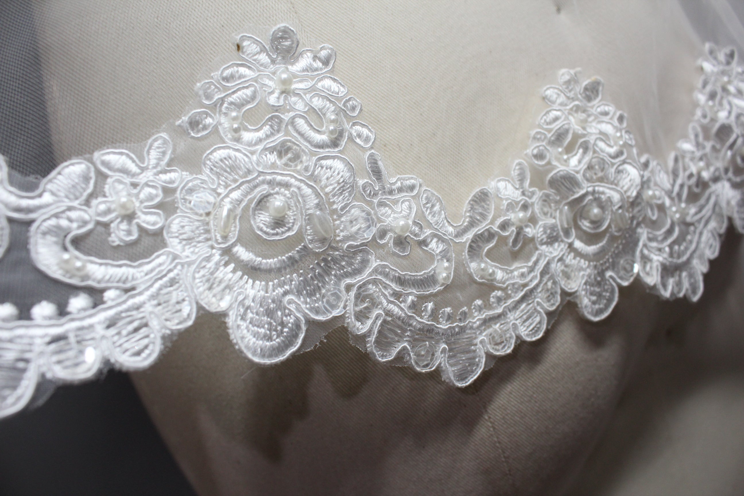 Wholesale Lace-Edged Sheer Tulle Bridal Veil t041