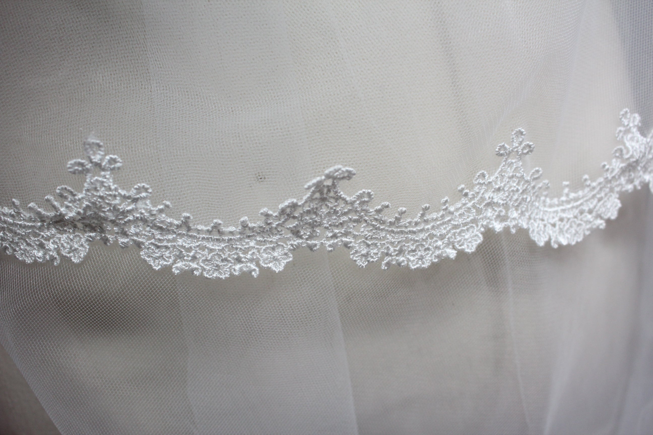 Wholesale Scalloped - Edge Bridal Veil T008